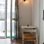 Cozy Seaside With Private Pool & Terrace Apartman Split
