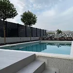 Cozy Seaside With Private Pool & Terrace Apartman *