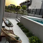 Cozy Seaside With Private Pool & Terrace Apartman Split