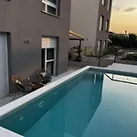 Cozy Seaside With Private Pool & Terrace Apartman *