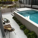 Apartman Cozy Seaside With Private Pool & Terrace *