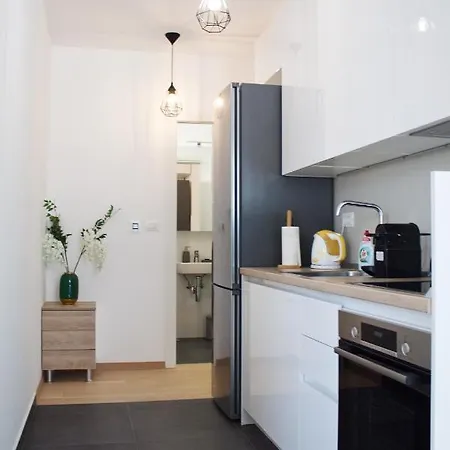 Daire Cozy Seaside Apartment With Private Pool & Terrace