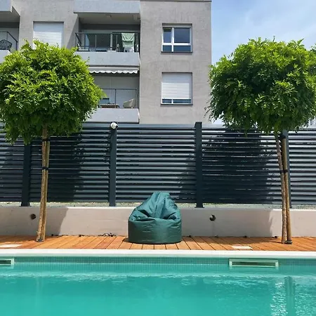 Cozy Seaside With Private Pool & Terrace Апартаменты Сплит