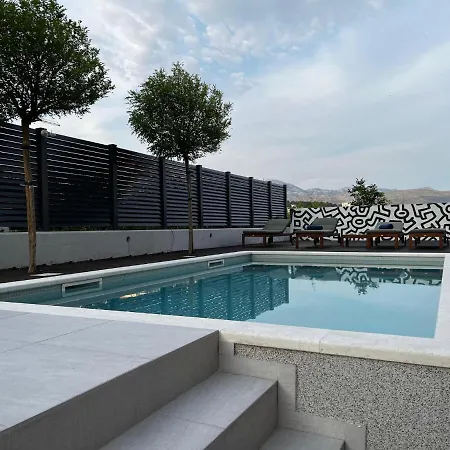 Cozy Seaside With Private Pool & Terrace شقة *