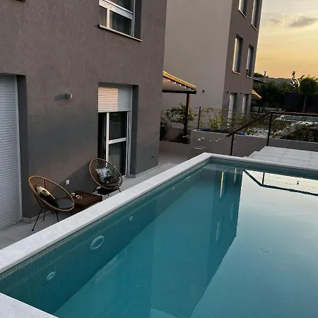 Cozy Seaside With Private Pool & Terrace شقة *