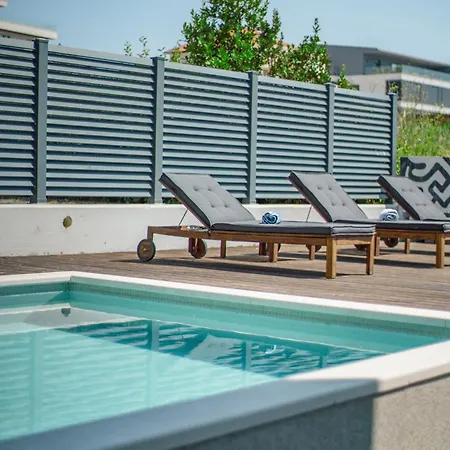 Cozy Seaside With Private Pool & Terrace شقة