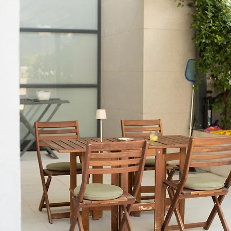 Cozy Seaside With Private Pool & Terrace شقة