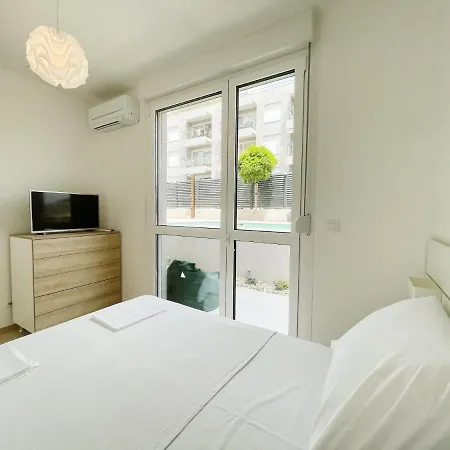 Cozy Seaside With Private Pool & Terrace سبليت