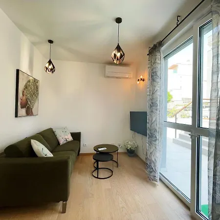 Cozy Seaside With Private Pool & Terrace شقة *