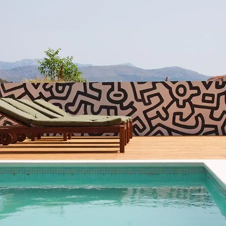 Cozy Seaside With Private Pool & Terrace شقة